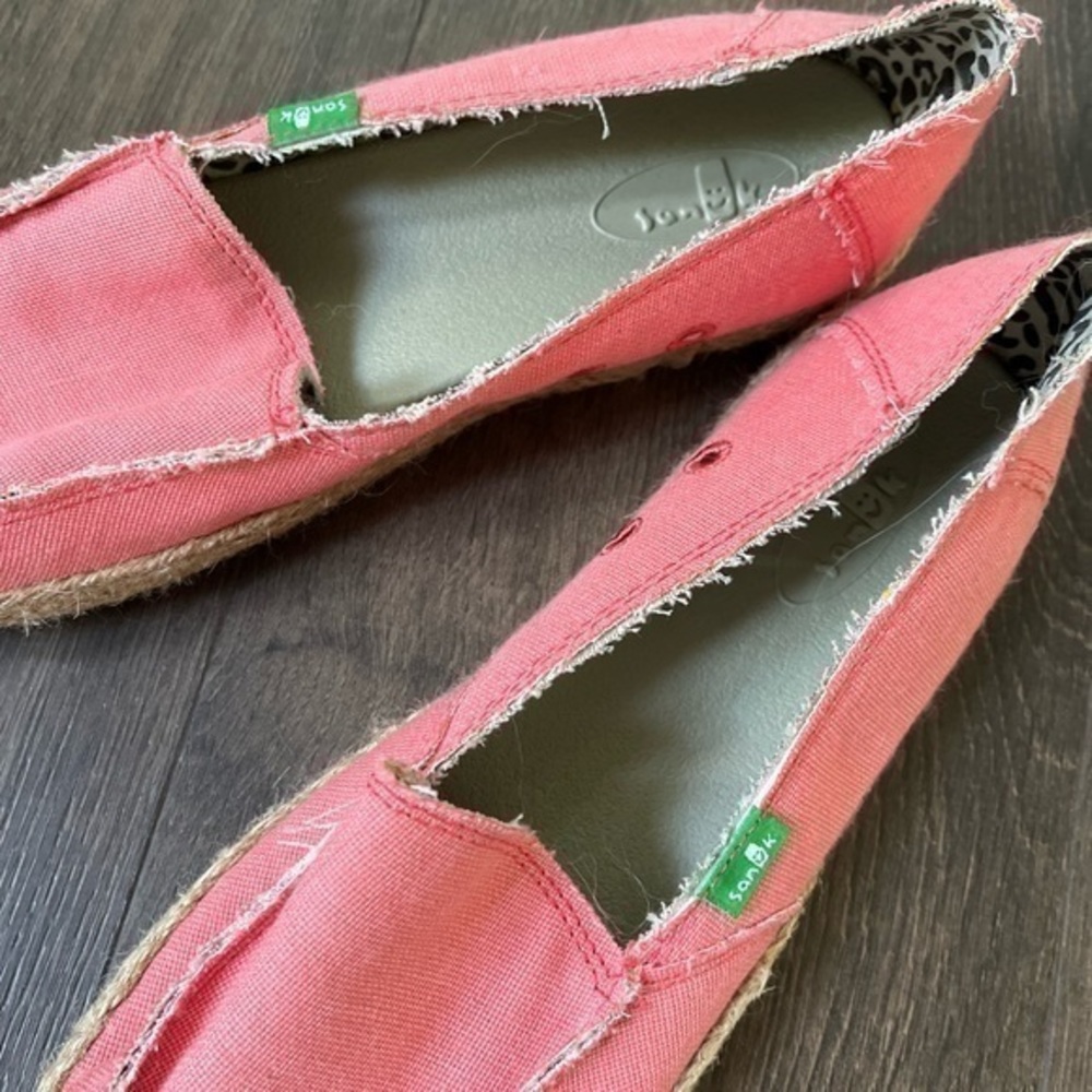 Sanuk pink slip on causal toe loafers